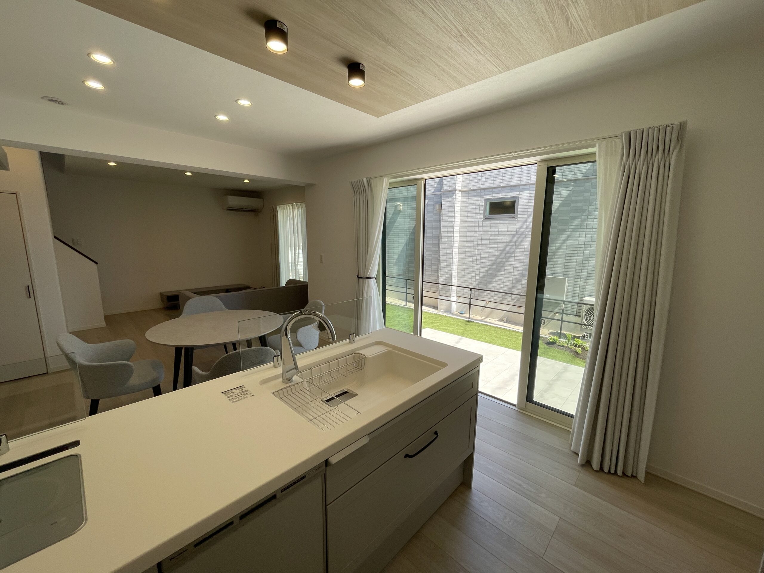ダイニングから繋がるタイルデッキは休日の遊び場に