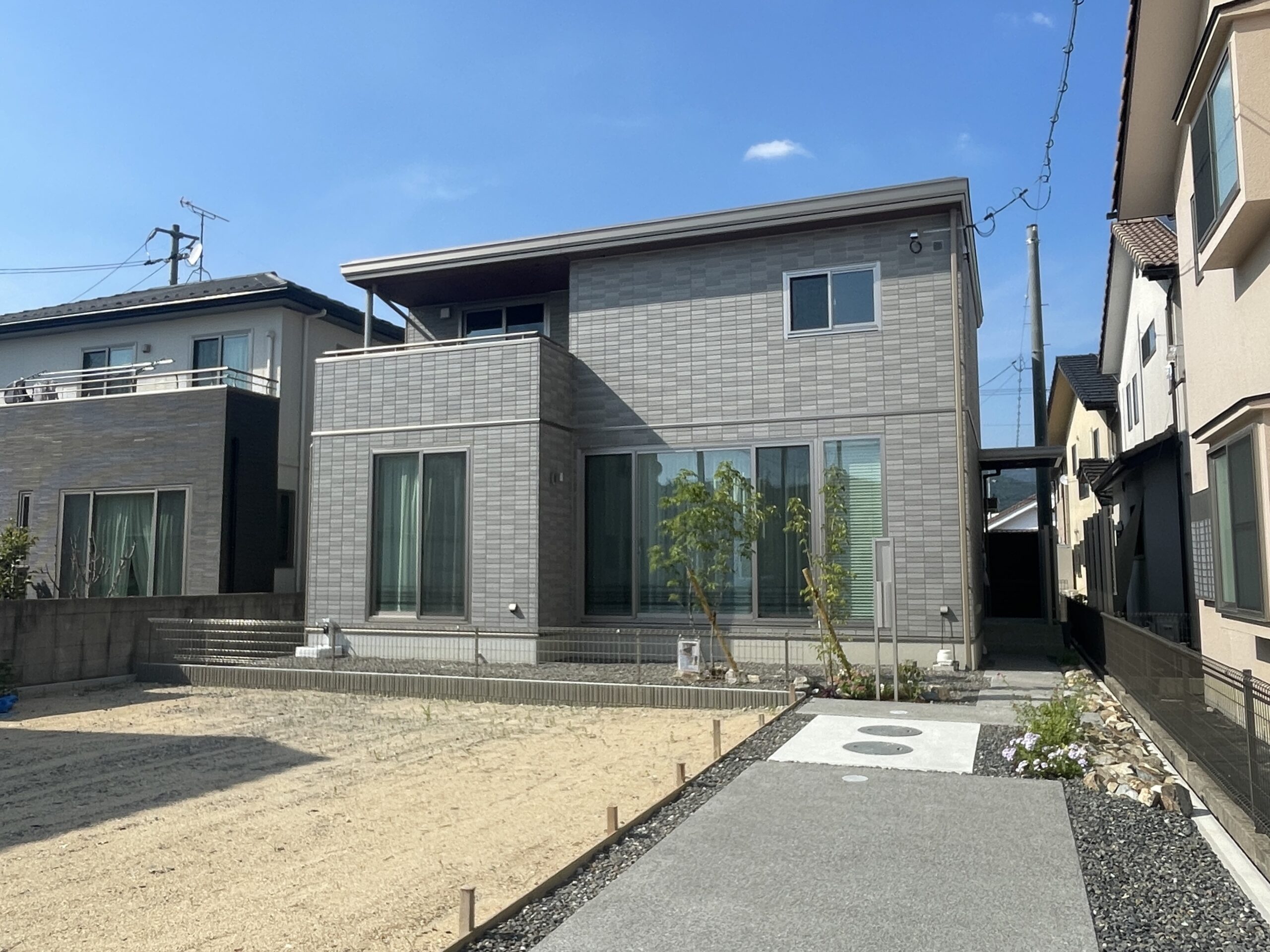 奥行きとプライベート感がある玄関アプローチが魅力です