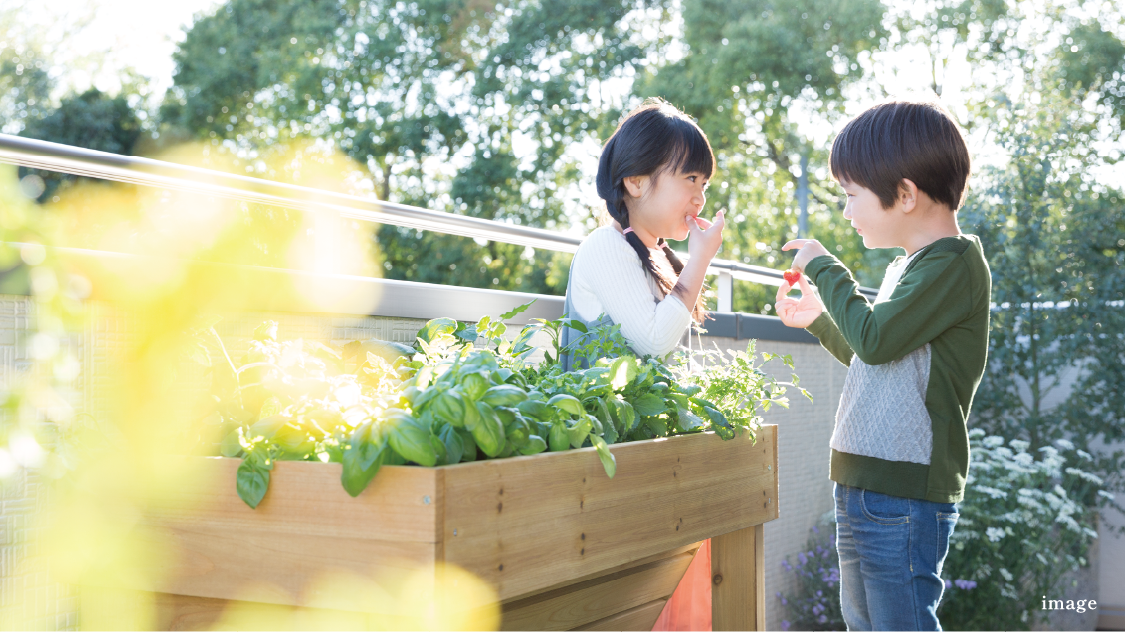 女の子と男の子が笑顔で話をしている写真