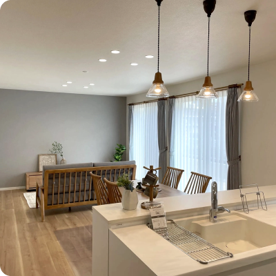 白を基調とした明るい室内の写真