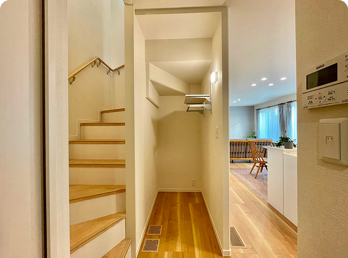 階段下の空間の写真