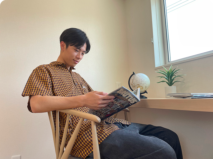 カウンターで本を読んでいる写真